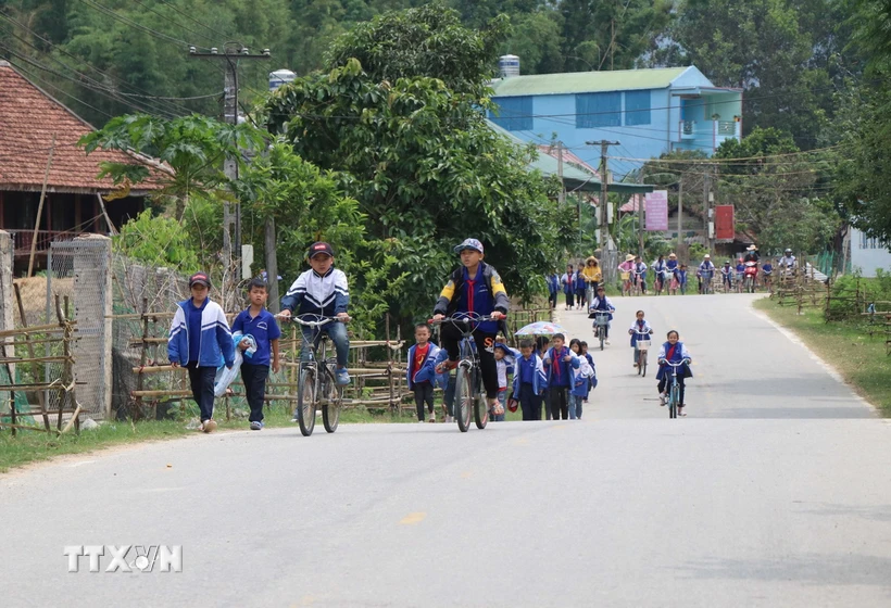 Học sinh trên đường tan học trên những con đường của vùng căn cứ địa cách mạng Mường Phăng. (Ảnh: Xuân Tiến/TTXVN)