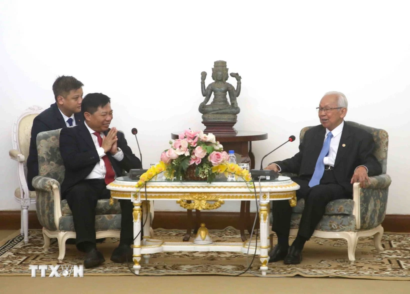 Chủ tịch Hội đồng Hiến pháp Campuchia Im Chhun Lim tiếp Đại sứ Việt Nam Nguyễn Huy Tăng và đoàn công tác. (Ảnh: Huỳnh Thảo/TTXVN)
