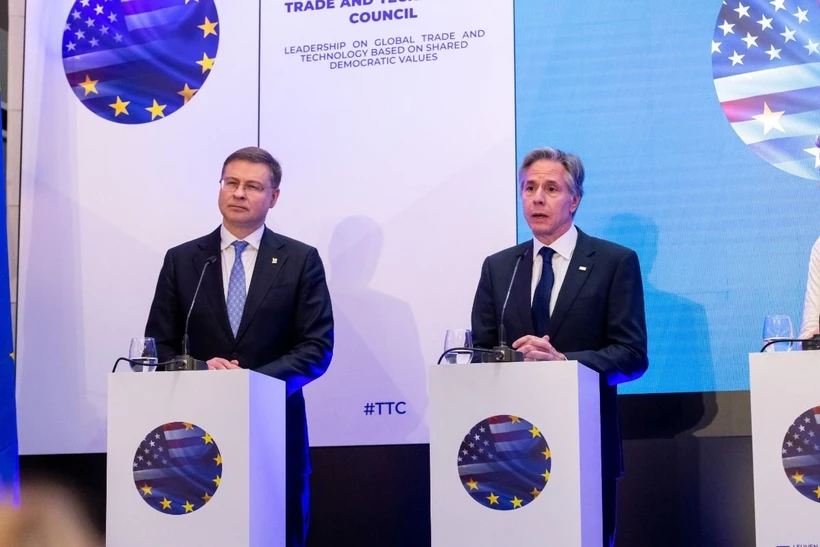 Từ trái qua phải: Phó Chủ tịch điều hành Ủy ban châu Âu Valdis Dombrovskis và Ngoại trưởng Mỹ Antony Blinken, tại cuộc họp báo sau khi kết thúc hội nghị. (Ảnh: TTXVN phát)