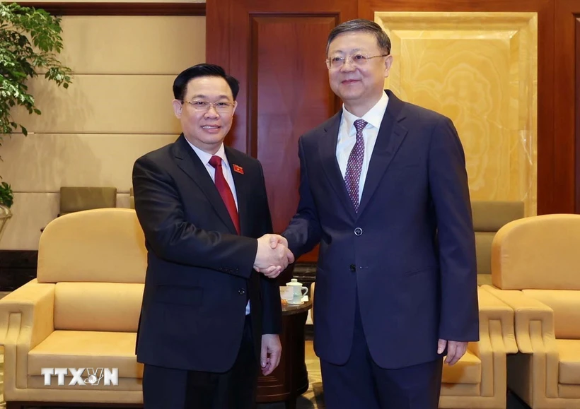 Chủ tịch Quốc hội Vương Đình Huệ gặp ông Trần Cát Ninh, Bí thư Thành uỷ Thượng Hải. (Ảnh: Nhan Sáng/TTXVN)