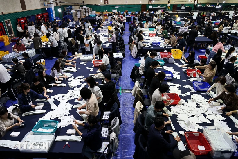 Nhân viên bầu cử kiểm phiếu bầu Quốc hội tại Seoul, Hàn Quốc ngày 10/4. (Ảnh: THX/TTXVN)