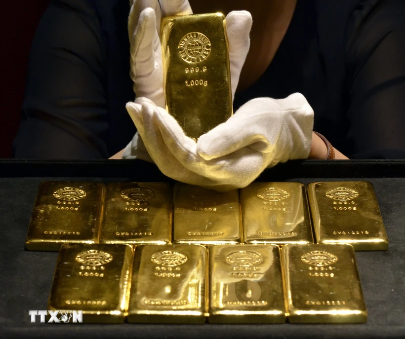 Vàng miếng được giới thiệu tại cửa hàng ở Tokyo, Nhật Bản. (Ảnh: AFP/TTXVN)