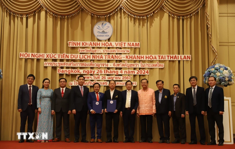 Các đại biểu chụp ảnh lưu niệm tại Hội nghị xúc tiến du lịch Nha Trang - Khánh Hòa tại Thái Lan. (Ảnh: Đỗ Sinh/TTXVN)