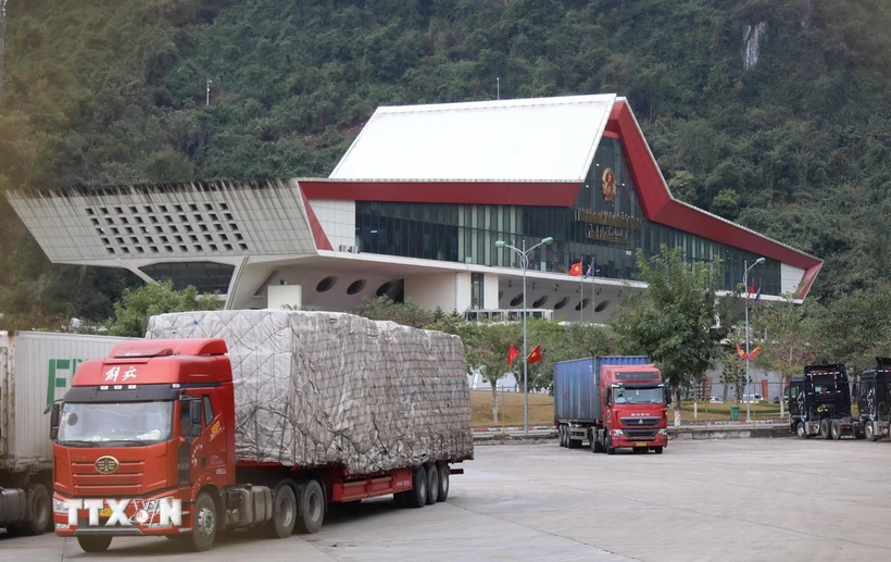Phương tiện hàng hóa chờ thủ tục xuất nhập khẩu tại cửa khẩu quốc tế Hữu Nghị (Lạng Sơn). (Ảnh: Quang Duy/TTXVN)