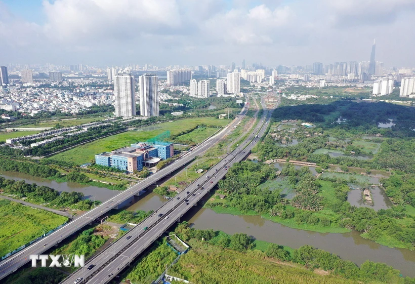 Đường song hành cao tốc Thành phố Hồ Chí Minh-Long Thành-Dầu Giây (bên trái) được đưa vào khai thác. (Ảnh: TTXVN phát)