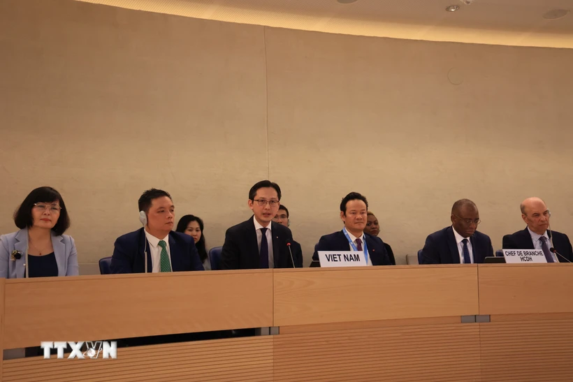 Thứ trưởng Ngoại giao Đỗ Hùng Việt phát biểu tại phiên thông qua báo cáo quốc gia UPR của Việt Nam. (Ảnh: TTXVN phát)