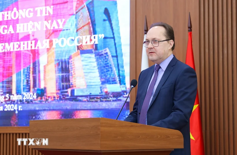 Đại sứ Liên bang Nga tại Việt Nam Gennady Stepanovich Bezdetko thông tin về chính sách đối nội và những ưu tiên đối ngoại của Nga trong giai đoạn hiện nay. (Ảnh: TTXVN phát)