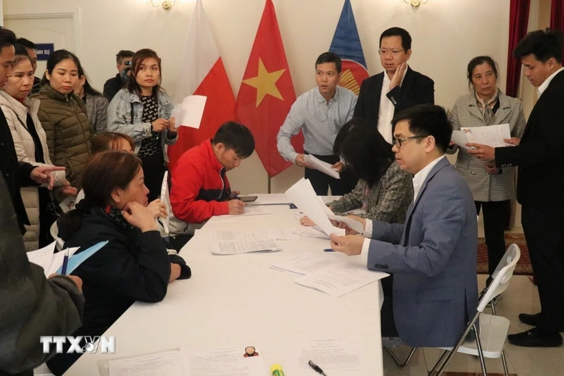 Los funcionarios de la Embajada de Vietnam en Polonia ayudaron a los vietnamitas afectados por el incendio del centro comercial Marywilska 44 a rehacer sus documentos. (Foto: transmisión VNA)