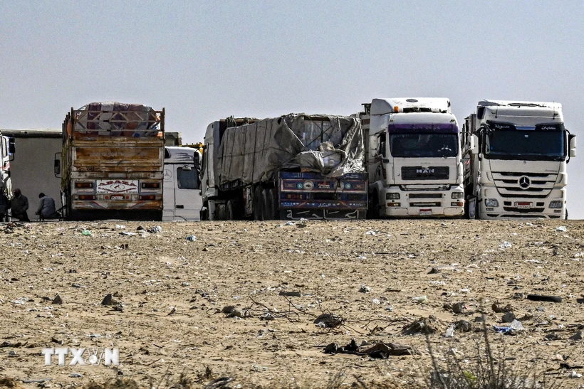 Xe tải chở hàng viện trợ cho Dải Gaza tập trung gần cửa khẩu Rafah bên phía Ai Cập ngày 23/3. Ảnh: AFP/TTXVN