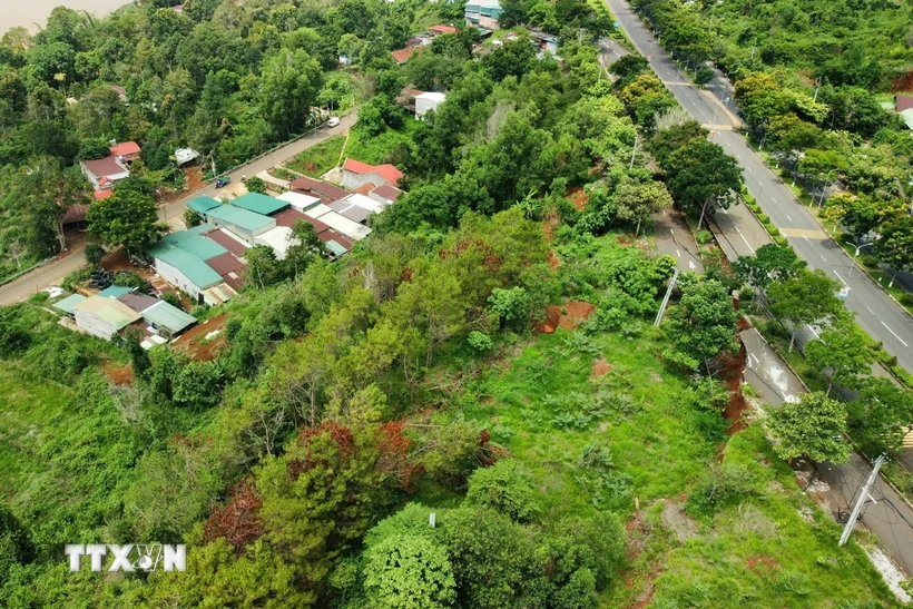 Taluy âm đoạn đường Hồ Chí Minh bị sụt lún, sạt trượt hiện có 17 hộ dân sinh sống. (Ảnh: TTXVN phát)