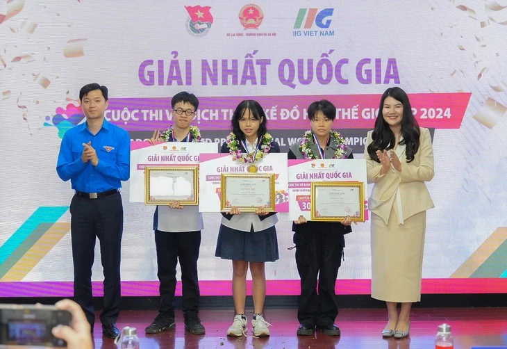 Trao giải Nhất cuộc thi cho ba thí sinh chiến thắng Cuộc thi vô địch thiết kế đồ họa thế giới ACP sẽ đại diện cho Việt Nam tranh tài tại Vòng Chung kết Thế giới. (Ảnh: Ban Tổ chức)