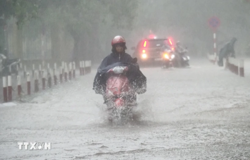 Mưa lớn làm một số tuyến đường trong khuôn viên Đại học Quốc gia Hà Nội, quận Cầu Giấy bị ngập úng. (Ảnh: TTXVN phát)