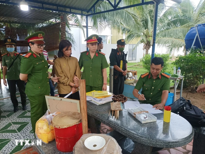 Công an thành phố Phan Thiết công bố quyết định khởi tố bị can, thực hiện lệnh bắt giam và khám xét chỗ ở đối với các bị can trong vụ giữ người trái pháp luật, bạo hành tại xã Thiện Nghiệp. (Ảnh TTXVN phát)