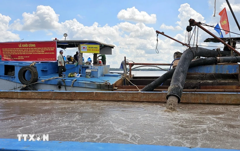 Phương tiện khai thác cát tại mỏ 05 trên sông Hậu địa bàn tỉnh Sóc Trăng bắt đầu vận hành ngay sau lễ khởi công. (Ảnh: Trung Hiếu/TTXVN)