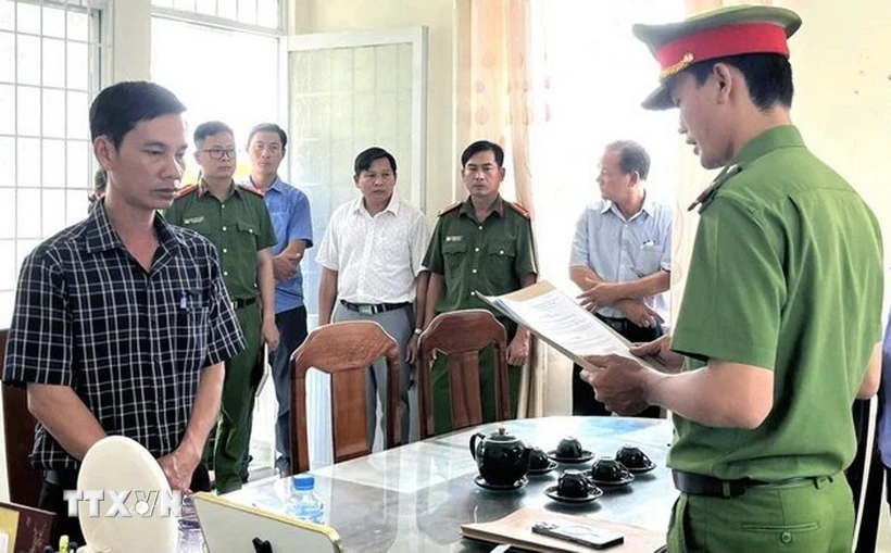 Ông Nguyễn Thái Hưng (ngoài cùng bên trái) nghe Cơ quan Cảnh sát Điều tra tống đạt các quyết định. (Ảnh: TTXVN phát)