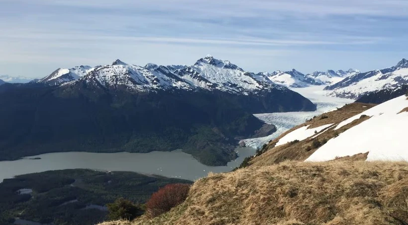 Sông băng Mendenhall, một trong hàng chục sông băng lớn kéo dài từ Cánh đồng băng Juneau. (Nguồn: Alaska News)