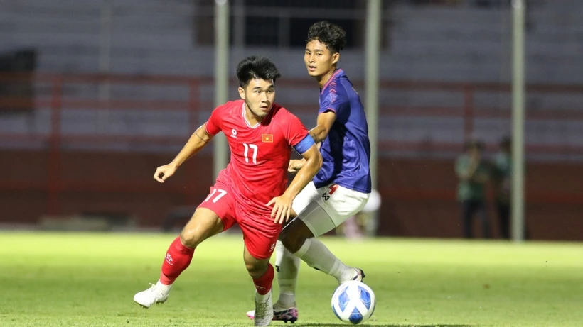 Một pha tranh bóng giữa cầu thủ U19 Việt Nam và U19 Myanmar. (Nguồn: VFF)