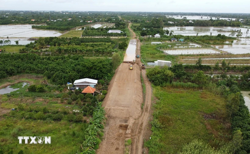 Thi công tuyến tránh thành phố Cao Lãnh (Đồng Tháp) với vốn đầu tư hơn 900 tỷ đồng. (Ảnh: Nhựt An/TTXVN)