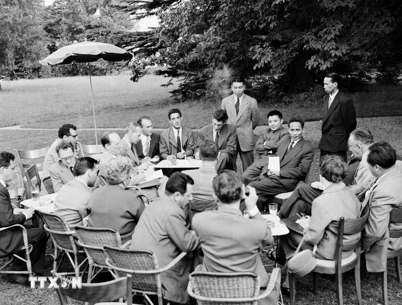 Ngày 19/7/1954, Phó Thủ tướng Phạm Văn Đồng họp báo tại Trụ sở Phái đoàn Việt Nam ở Liên hợp quốc (Geneva, Thụy Sĩ) để thông báo về vấn đề thống nhất Việt Nam. (Ảnh: Tư liệu TTXVN)