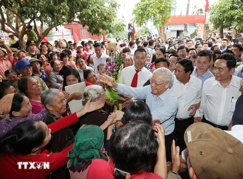 Tổng Bí thư Nguyễn Phú Trọng với nhân dân thôn Thượng Điện, xã Vinh Quang, huyện Vĩnh Bảo trong Ngày hội Đại đoàn kết toàn dân tộc thành phố Hải Phòng. (Ảnh: Trí Dũng/TTXVN)