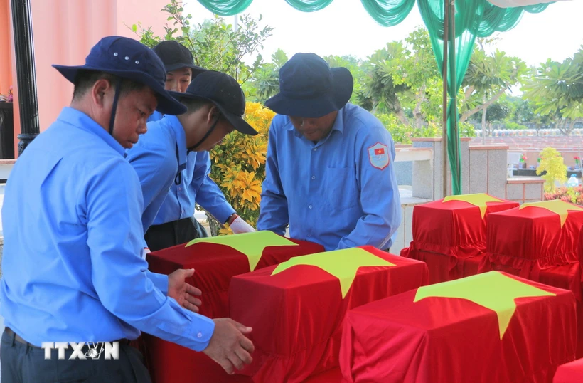 Cán bộ, chiến sỹ Đội K93 đưa hài cốt liệt sỹ về cải táng tại Nghĩa trang liệt sỹ Dốc Bà Đắc (thị xã Tịnh Biên). (Ảnh: Công Mạo/TTXVN)