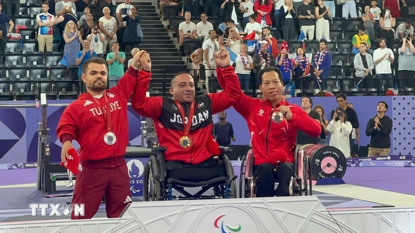 Lực sỹ Lê Văn Công xuất sắc giành Huy chương Đồng hạng 49kg môn cử tạ Paralympic 2024. (Ảnh: TTXVN)