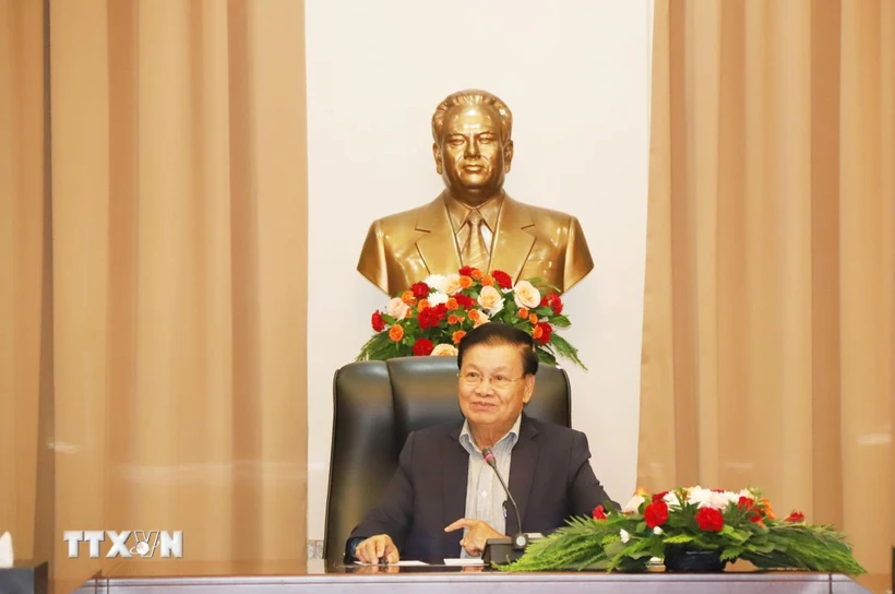 Lao General Secretary and President Thongloun Sisoulith receives Vietnamese volunteer soldiers and military experts. (Photo: Xuan Tu/VNA)