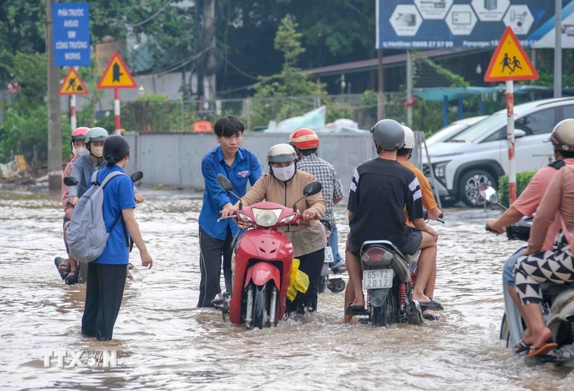 Nước ngập trên đường Cách Mạng Tháng Tám, quận Bình Thủy, Cần Thơ, trong đợt triều cường đầu tháng 9 âm lịch (ngày 6/10). (Ảnh: Thanh Liêm/TTXVN)