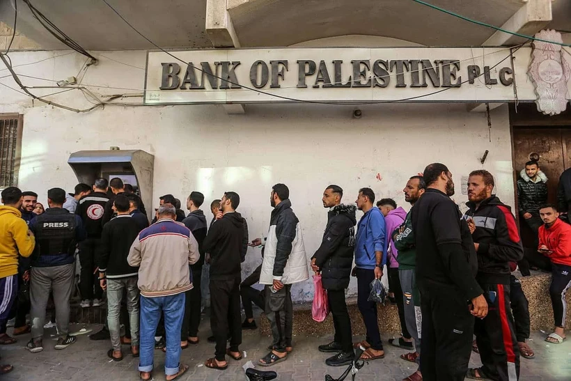 Người dân Palestine xếp hàng tại một máy ATM bên ngoài chi nhánh Ngân hàng Palestine ở Rafah, phía Nam Dải Gaza. (Nguồn: Flash90)