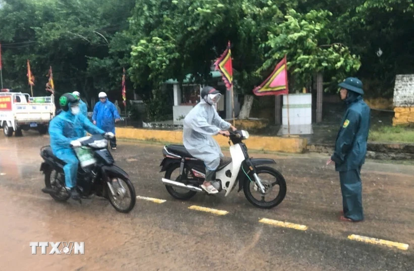 Lực lượng chức năng phường Thọ Quang (Quận Sơn Trà) chốt trực tại đường lên Bán đảo Sơn Trà, ngăn người dân di chuyển trên tuyến đường này trong ngày 5/11. (Ảnh: Văn Dũng/TTXVN)