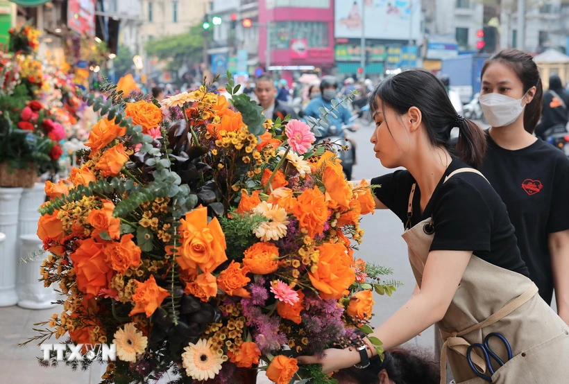 Các chủ cửa hàng trên phố Hai Bà Trưng (Hà Nội) đã chuẩn bị sẵn nhiều bó hoa đẹp, cầu kỳ. (Ảnh: Hoàng Hiếu/TTXVN)