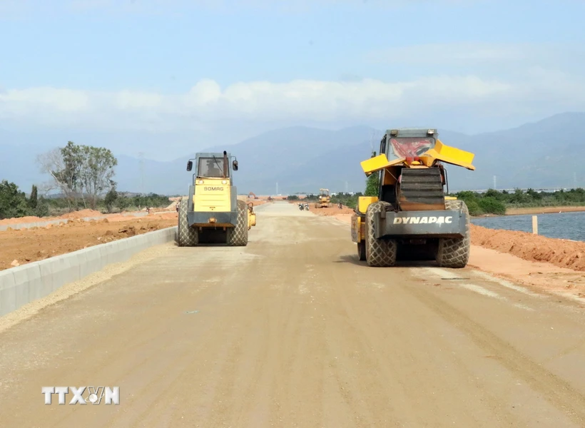 Đường từ nút giao thông cao tốc Bắc-Nam đến với Quốc lộ 1 (dự án thành phần 1) được khẩn trương thi công. (Ảnh: Công Thử/TTXVN)