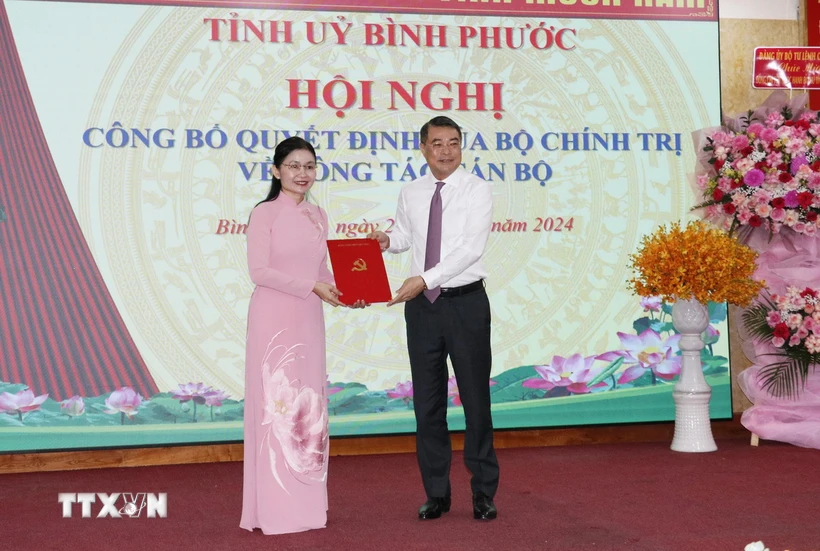 Ông Lê Minh Hưng, Ủy viên Bộ Chính trị, Bí thư Trung ương Đảng, Trưởng Ban Tổ chức Trung ương, trao quyết định bổ nhiệm Bí thư tỉnh ủy Bình Phước cho bà Tôn Ngọc Hạnh. (Ảnh: Đậu Tất Thành/TTXVN)