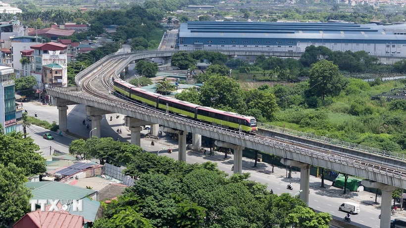 Tàu điện đoạn trên cao từ Nhổn đến Cầu Giấy đã được vận hành đưa vào sử dụng. (Ảnh: Tuấn Anh/TTXVN)