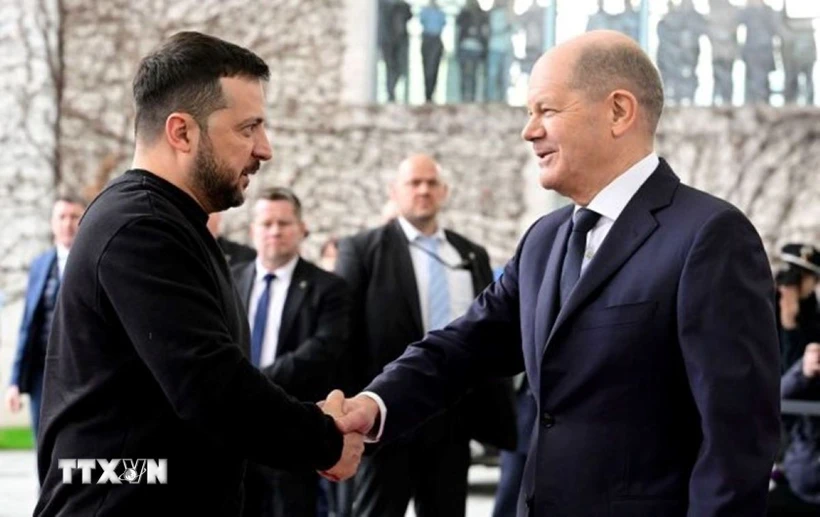 Tổng thống Ukraine Volodymyr Zelensky (trái) đón Thủ tướng Đức Olaf Scholz tại Kiev. (Ảnh: Getty Images/TTXVN)