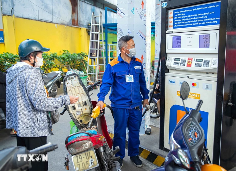 Mua, bán xăng tại cửa hàng kinh doanh xăng, dầu Petrolimex. (Ảnh: Trần Việt/ TTXVN)