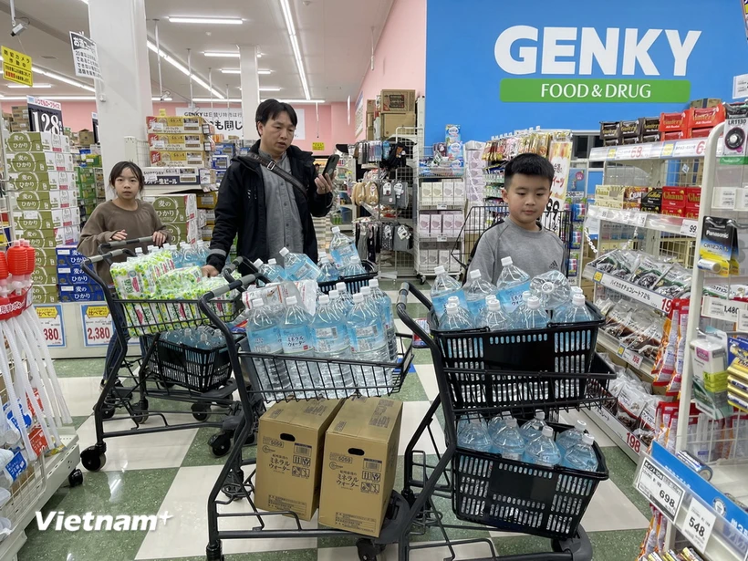 Mua hàng tại siêu thị để tiếp tế cho Cộng đồng người Việt tại Nhật Bản. (Ảnh: Nguyễn Tuyến/Vietnam+)