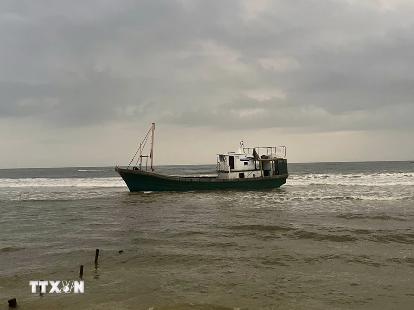 Chiếc tàu không có người trôi dạt trên vùng biển Quảng Trị. (Ảnh: TTXVN phát)
