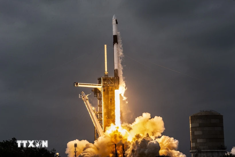 Tên lửa đẩy Falcon 9 của SpaceX mang theo tàu vũ trụ Dragon chở phi hành đoàn tham gia sứ mệnh Axiom Mission 3 rời bệ phóng tại Trung tâm Vũ trụ Kennedy ở Cape Canaveral, Florida, Mỹ, ngày 18/1 vừa qua. (Ảnh: AFP/TTXVN)