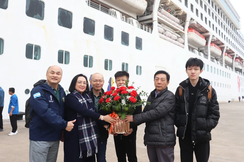 Quảng Ninh: Tàu biển du lịch Quốc tế đưa 400 khách thăm Vịnh Hạ Long
