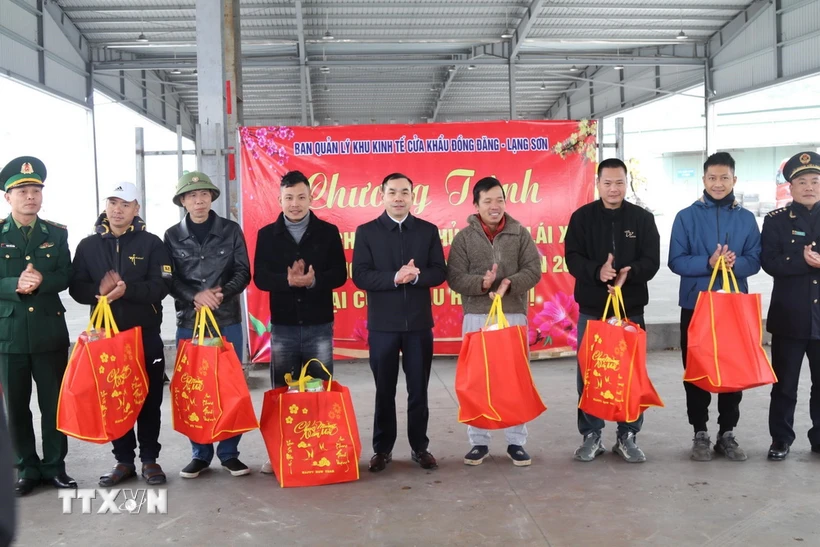 Lãnh đạo Ban Quản lý Khu Kinh tế cửa khẩu Đồng Đăng-Lạng Sơn tặng quà các lái xe đón Tết tại Cửa khẩu Quốc tế Hữu Nghị. (Ảnh: Quang Duy/TTXVN)