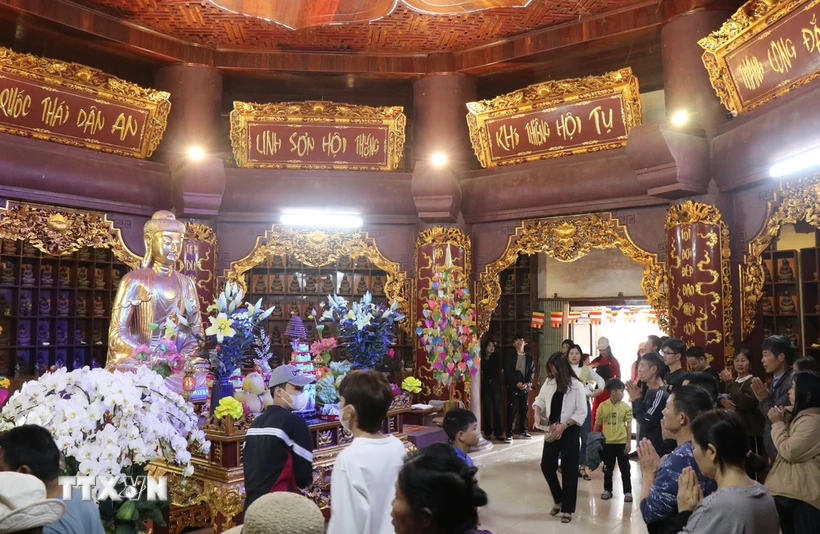 Nhân dân và du khách thập phương đến chùa Phật tích lễ Phật, trẩy hội. (Ảnh: Thanh Thương/TTXVN)