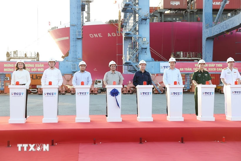 Thủ tướng Phạm Minh Chính và các đại biểu thực hiện nghi thức phát lệnh làm hàng đầu Xuân Giáp Thìn 2024 tại cảng Quốc tế Tân Cảng - Cái Mép (TCIT). (Ảnh: Dương Giang/TTXVN)