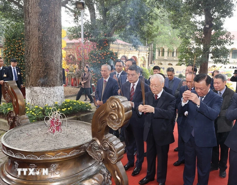 Tổng Bí thư Nguyễn Phú Trọng dâng hương tại Điện Kính Thiên, Khu di tích Hoàng thành Thăng Long-Di sản Văn hóa Thế giới. (Ảnh: Trí Dũng/TTXVN)