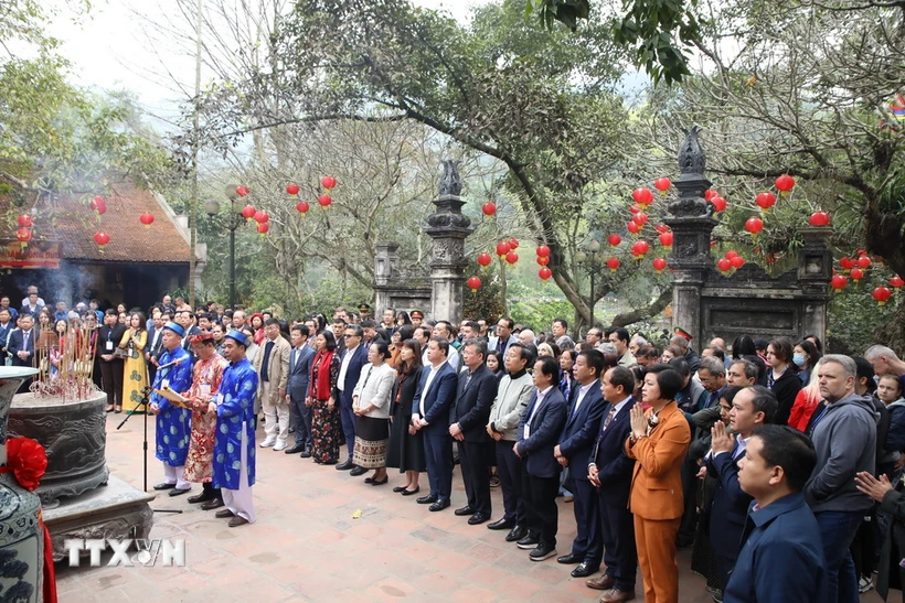 Các đại biểu thực hiện nghi lễ dâng hương tại Đền Thượng. (Ảnh: Nguyễn Cúc/TTXVN)