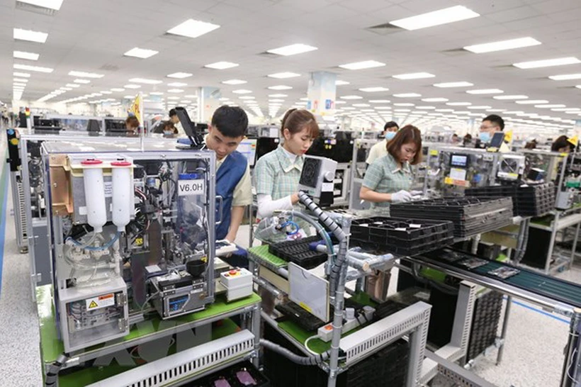 Công nhân Công ty TNHH Samsung Electronics Việt Nam sản xuất điện thoại thông minh. (Ảnh: Anh Tuấn/TTXVN)