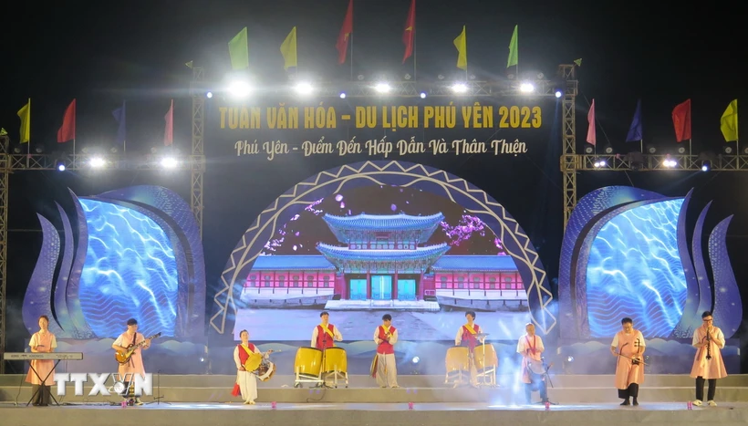 Một tiết mục văn nghệ trong đêm khai mạc Tuần Văn hóa-Du lịch Phú Yên năm 2023. (Ảnh: Tường Quân/TTXVN)