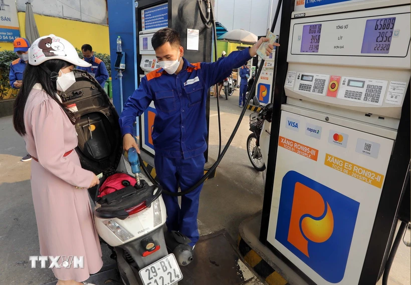 Người dân mua xăng, dầu tại một điểm kinh doanh trên địa bàn Hà Nội. (Ảnh: Trần Việt/TTXVN)