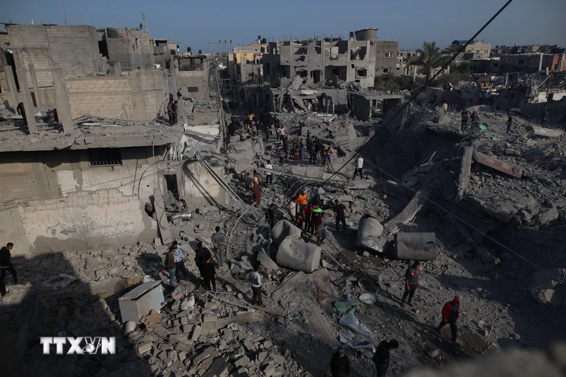 Các tòa nhà bị phá hủy sau cuộc không kích của Israel xuống thành phố Deir el-Balah, Dải Gaza, ngày 2/4. Ảnh: THX/TTXVN