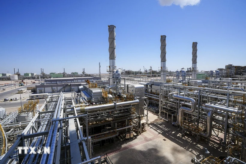 Một nhà máy lọc dầu tại Karbala, Iraq. (Ảnh: AFP/TTXVN)